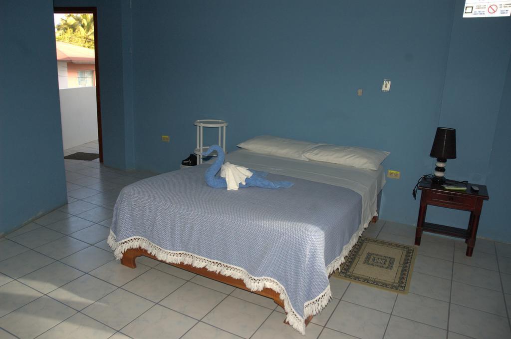 Hostal La Isla Del Descanso Puerto Villamil Exterior photo